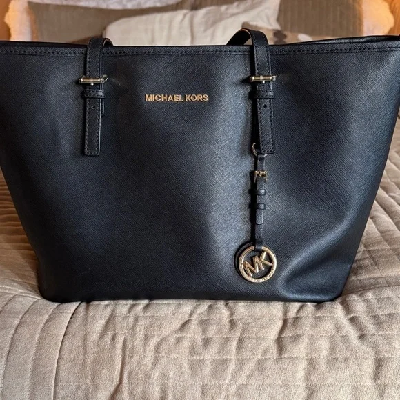 Michael Kors Jet Set Black Leather Tote Bag w/ Gold Logo Charm🌸 - Picture 9 of 12